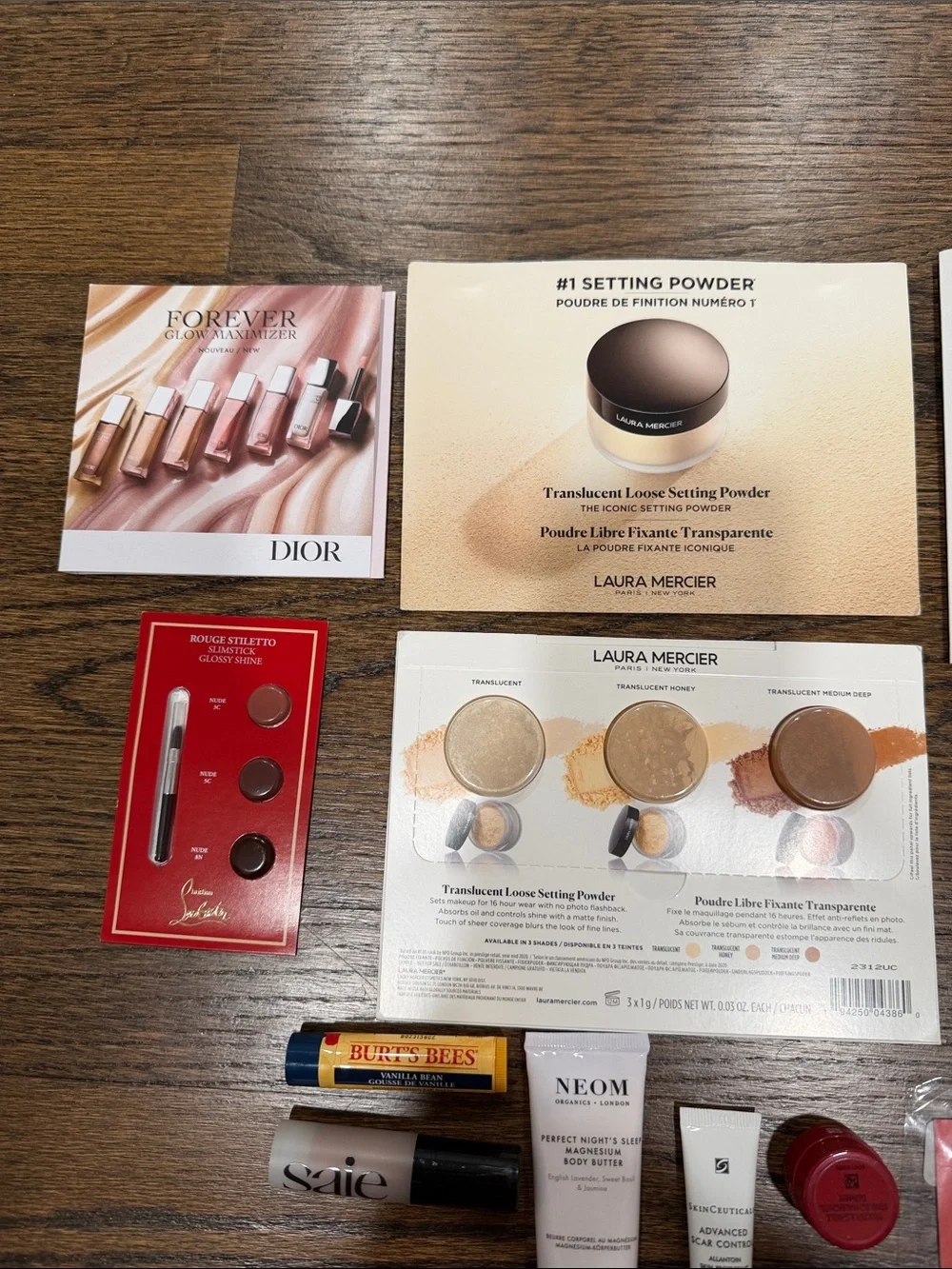 Estée Lauder cosmetic pouch and designer sample bundle